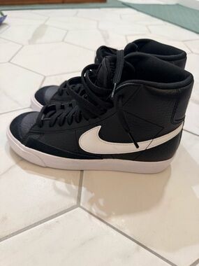 Nike Kids' Black & White High-Top Blazers 4Y